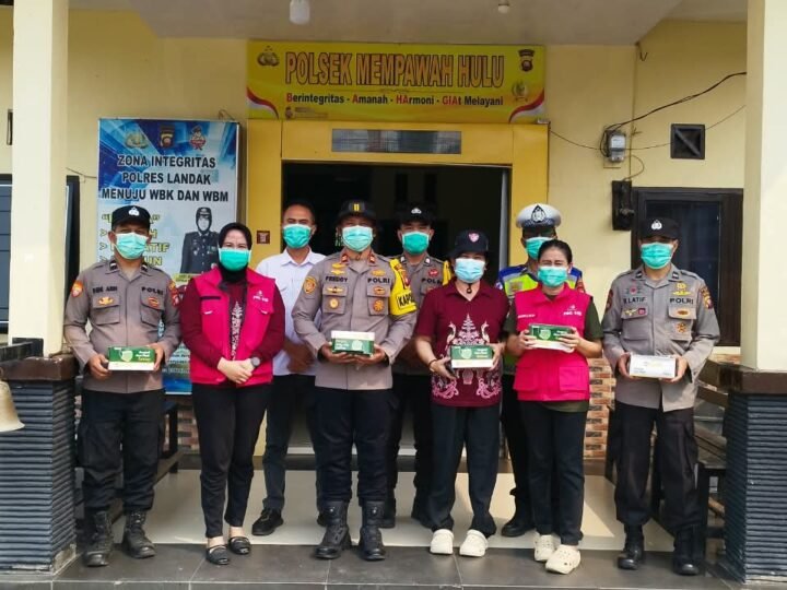 Di Tengah Kabut Asap, Kapolsek Mempawah Hulu bersama Kapuskesmas Turun Langsung Lindungi Warga dengan Bagikan Masker”