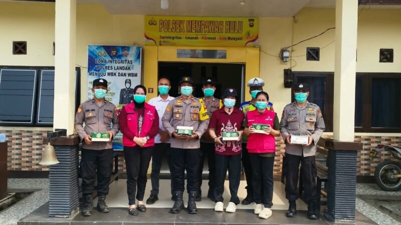 Di Tengah Kabut Asap, Kapolsek Mempawah Hulu bersama Kapuskesmas Turun Langsung Lindungi Warga dengan Bagikan Masker”