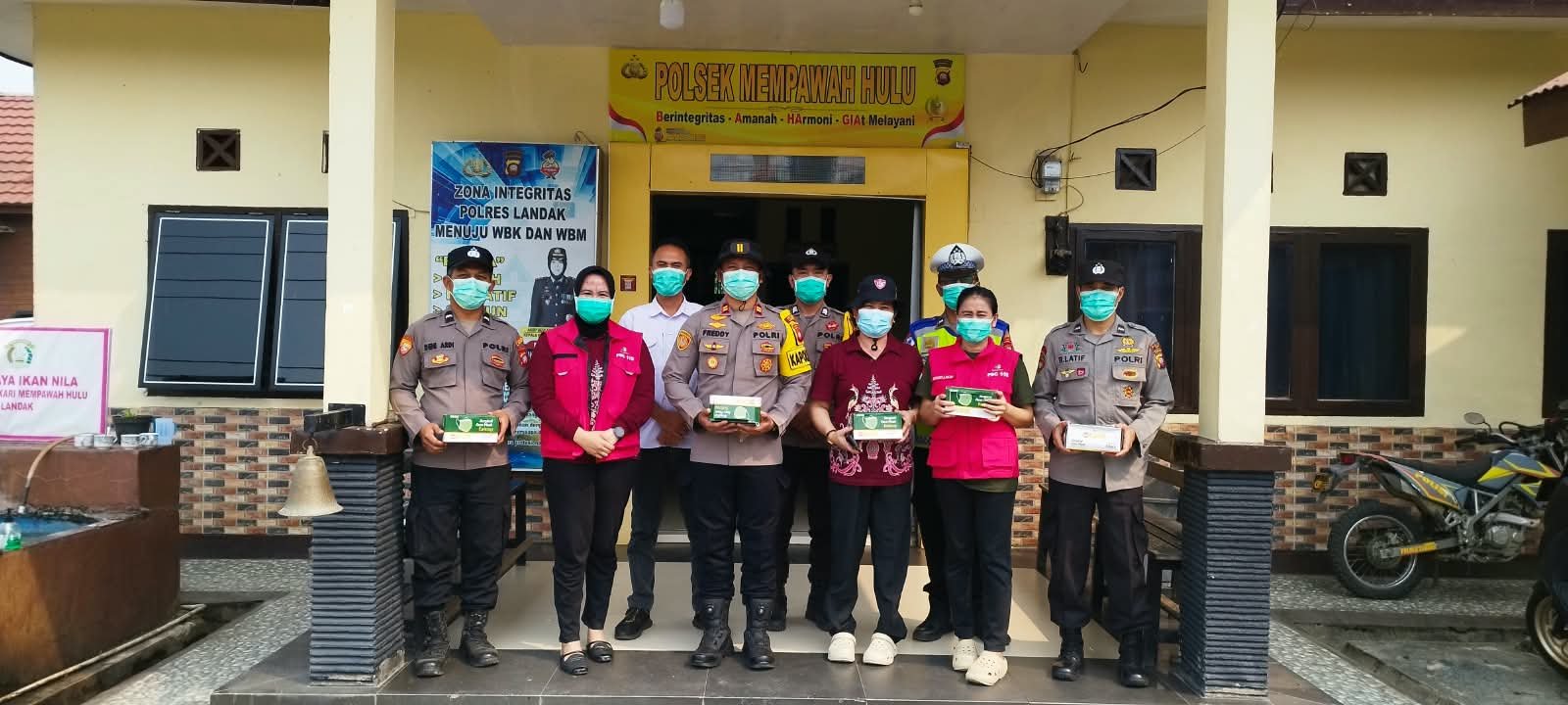 Di Tengah Kabut Asap, Kapolsek Mempawah Hulu bersama Kapuskesmas Turun Langsung Lindungi Warga dengan Bagikan Masker”