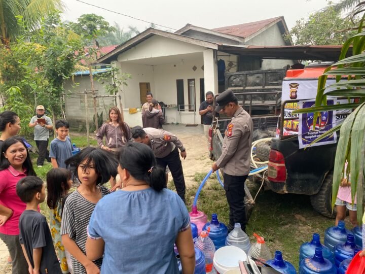 Kemarau Panjang, Lagi-lagi Polres Landak Distribusikan Air Minum Bersih.