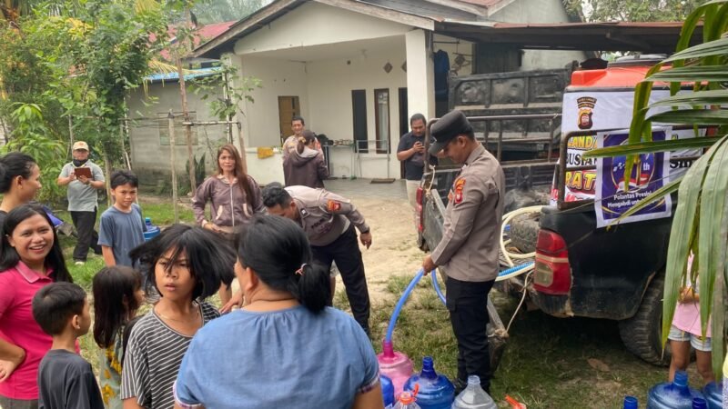 Kemarau Panjang, Lagi-lagi Polres Landak Distribusikan Air Minum Bersih.
