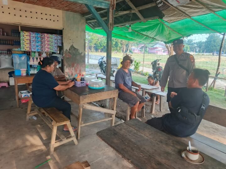 Ngobrol Santai Bersama Warga, Bhabinkamtibmas Subsektor Sompak Sampaikan Pesan Kamtibmas