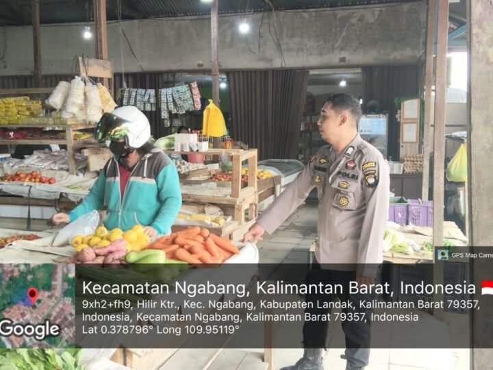 Jangan Lengah! Polisi Patroli Pasar Sayur Ngabang, Warga Diingatkan Waspadai Kejahatan Siang Hari