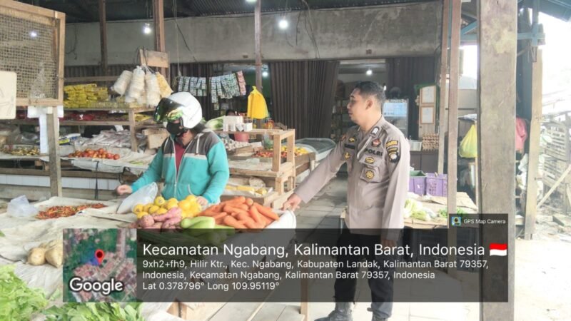 Jangan Lengah! Polisi Patroli Pasar Sayur Ngabang, Warga Diingatkan Waspadai Kejahatan Siang Hari
