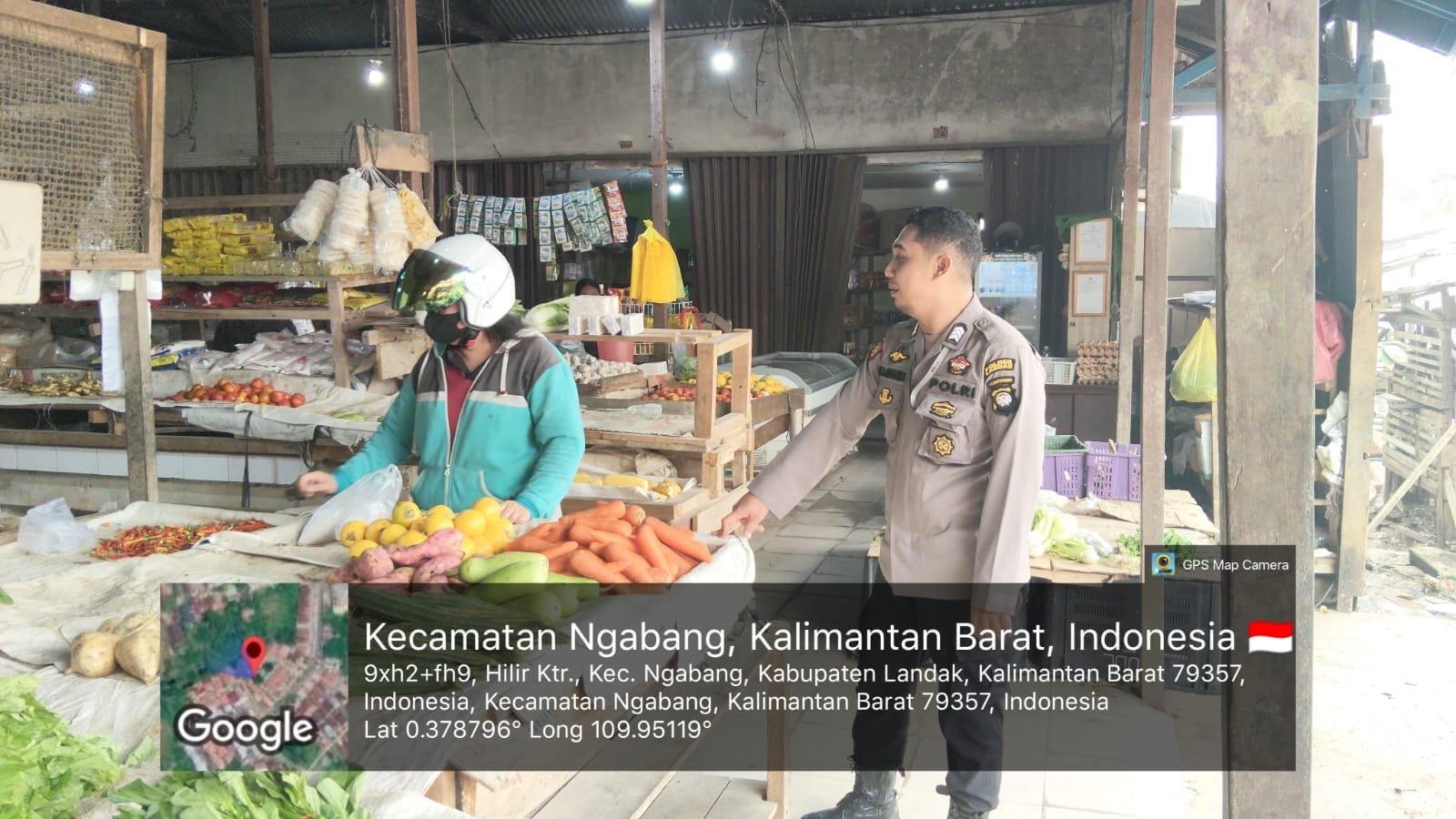 Jangan Lengah! Polisi Patroli Pasar Sayur Ngabang, Warga Diingatkan Waspadai Kejahatan Siang Hari