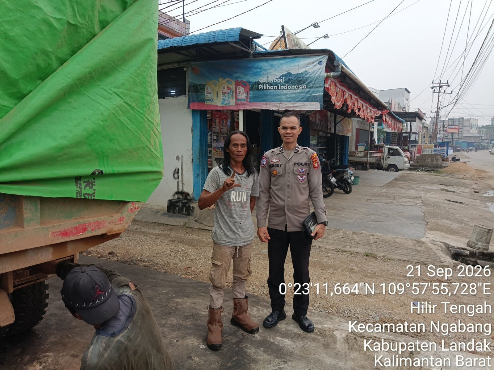 “Ada Apa? Polisi Ngabang Tiba-Tiba Sapa Sopir Dump Truck, Ternyata Ini yang Disampaikan