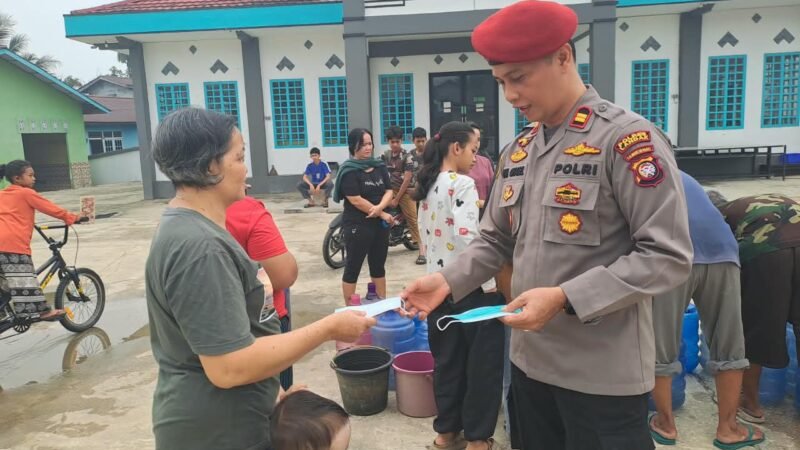 Polres Landak Bagikan 50 Masker dan 3.500 Liter Air Bersih untuk Warga Sungai Buluh