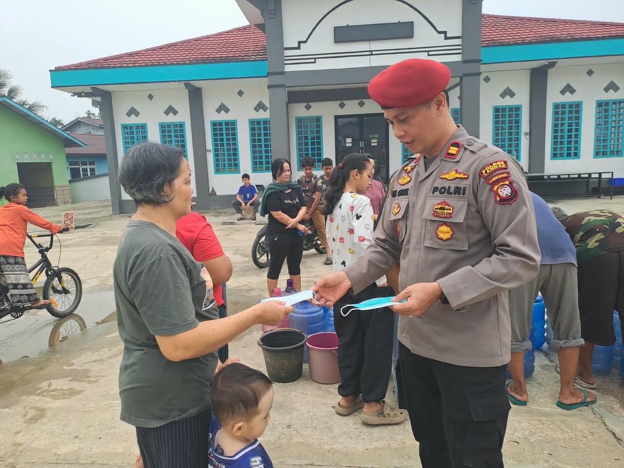 Polres Landak Bagikan 50 Masker dan 3.500 Liter Air Bersih untuk Warga Sungai Buluh