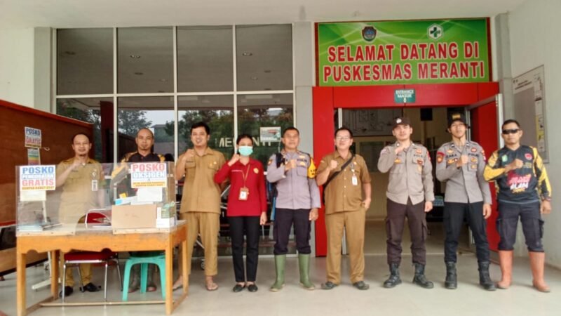 Siaga Dampak Asap Karhutla, Polsek Meranti Cek Peralatan Medis di Puskesmas