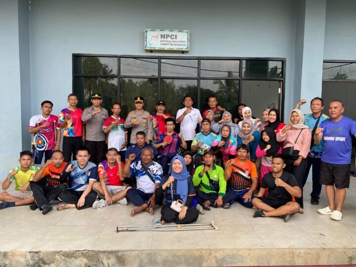 Tidak Hanya Menyerahkan Bantuan Secara Simbolis, Kapolres Lubuk Linggau Menyempatkan Diri Untuk Berdialog dan Memberikan Motivasi Kepada Para Atlet