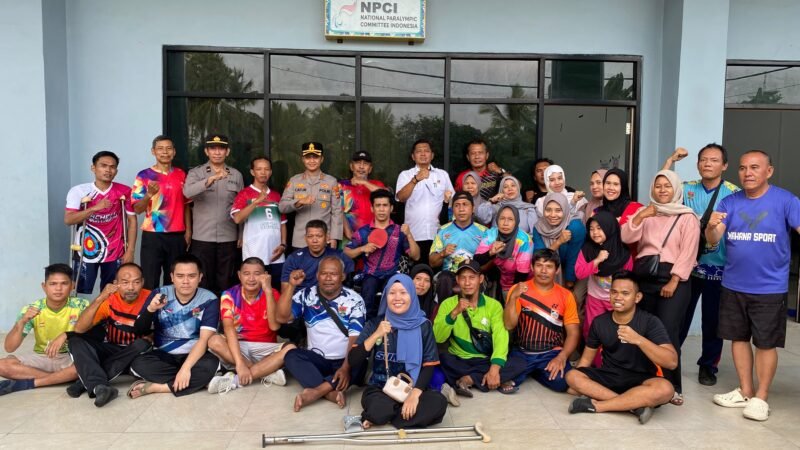 Tidak Hanya Menyerahkan Bantuan Secara Simbolis, Kapolres Lubuk Linggau Menyempatkan Diri Untuk Berdialog dan Memberikan Motivasi Kepada Para Atlet