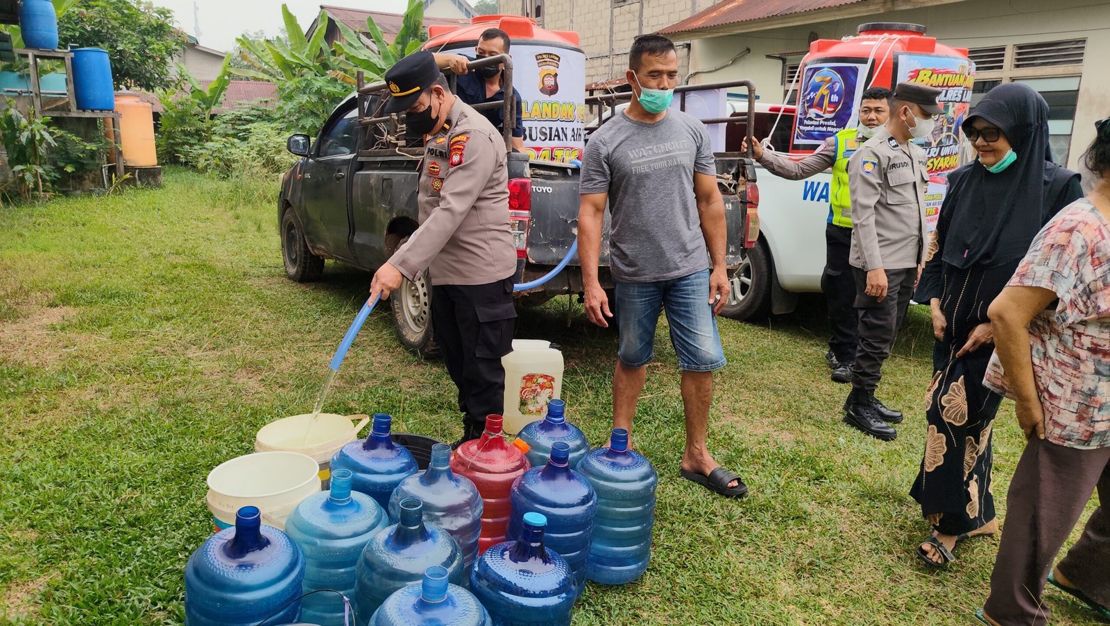 Polres Landak Salurkan 2.500 Liter Air Bersih ke Warga Terdampak Kemarau Di Dusun Tebing Tinggi