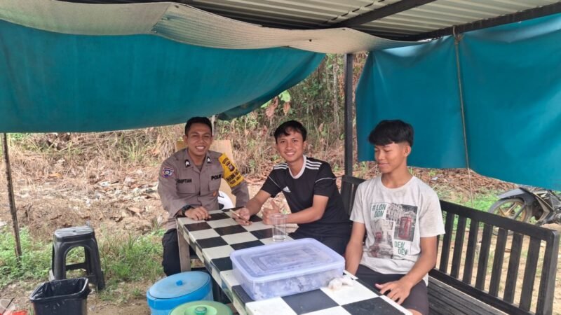 Sambangi Warga dengan Senyum Ramah, Bhabinkamtibmas Polsek Sungai Tebelian Sampaikan Imbauan Kamtibmas