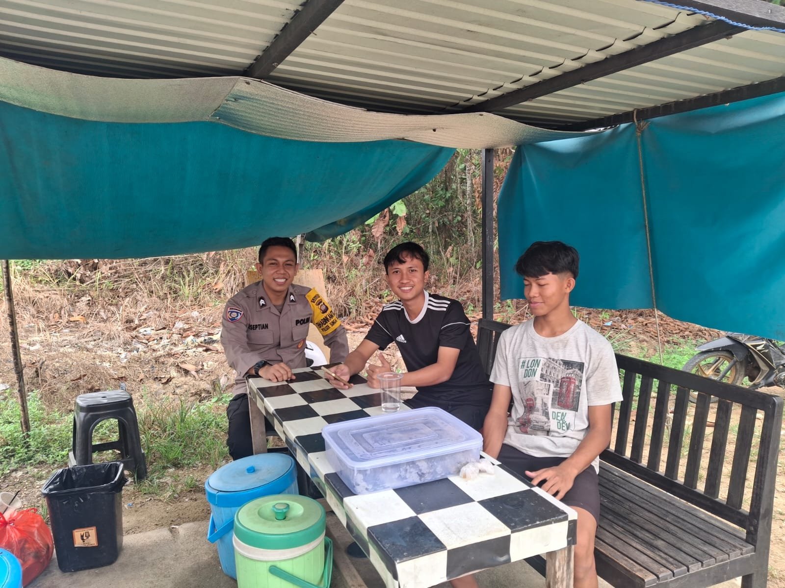 Sambangi Warga dengan Senyum Ramah, Bhabinkamtibmas Polsek Sungai Tebelian Sampaikan Imbauan Kamtibmas