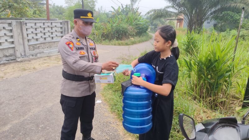 Polres Landak Salurkan 2.500 Liter Air Bersih dan Bagikan Masker ke Warga Dusun Ria Sinir