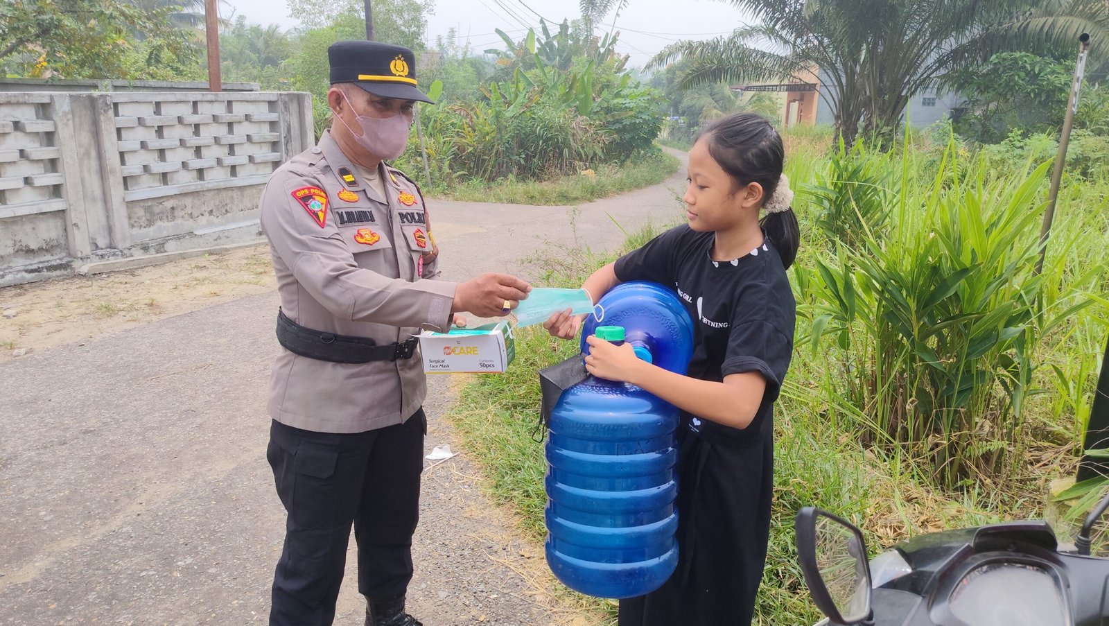 Polres Landak Salurkan 2.500 Liter Air Bersih dan Bagikan Masker ke Warga Dusun Ria Sinir