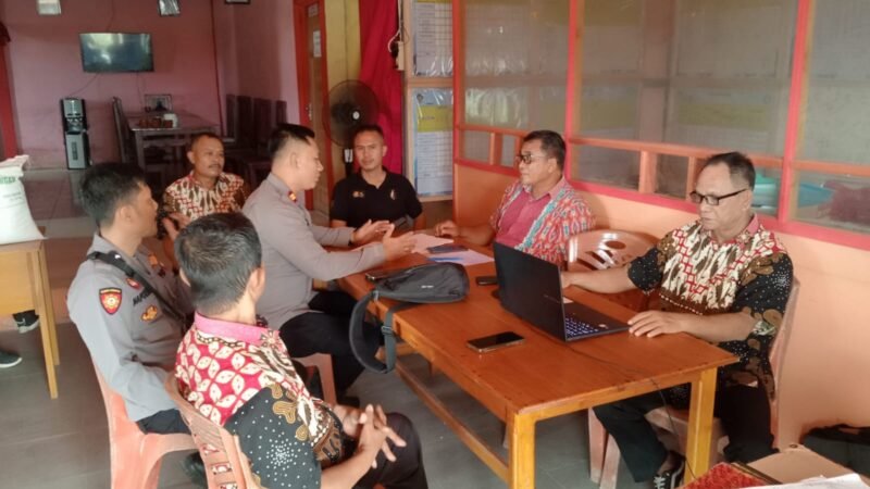 POLRI HADIR KAWAL KETAHANAN PANGAN, 365 KPM TERIMA BANTUAN BERAS DI MEMPAWAH HULU