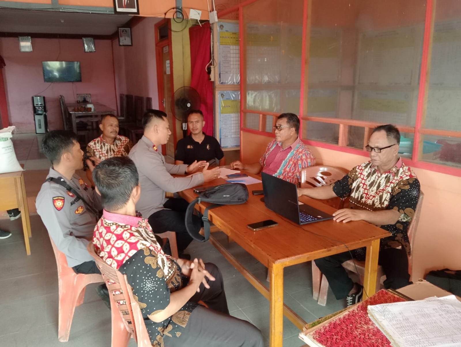 POLRI HADIR KAWAL KETAHANAN PANGAN, 365 KPM TERIMA BANTUAN BERAS DI MEMPAWAH HULU