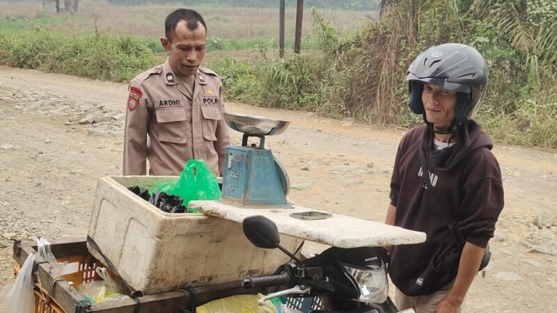 Kepedulian Polisi di Tengah Patroli, Penjual Ikan Keliling Diingatkan Jaga Keselamatan