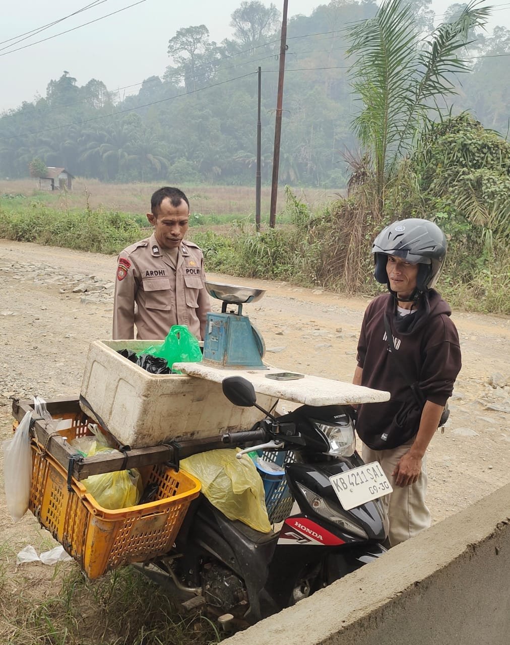 Kepedulian Polisi di Tengah Patroli, Penjual Ikan Keliling Diingatkan Jaga Keselamatan