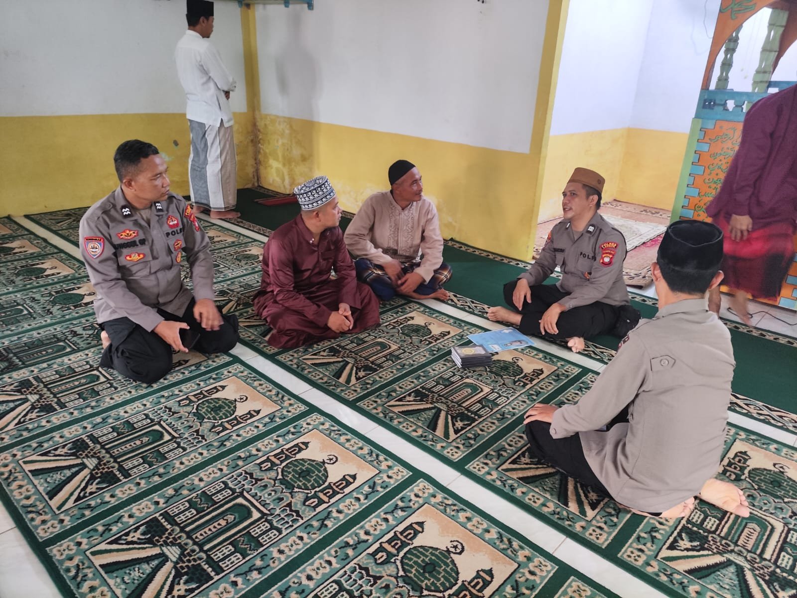 Sat Binmas Polres Landak Sampaikan Himbauan Kamtibmas dan Cegah Karhutla di Masjid Al Ikhlas