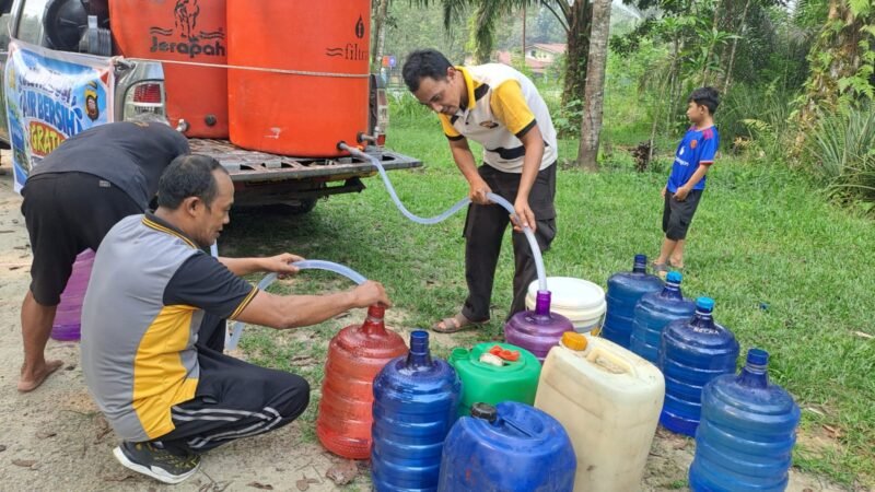 Jumat Penuh Berkah, Polsek Ngabang Gerak Cepat Salurkan Air Bersih untuk Warga Terdampak Kemarau