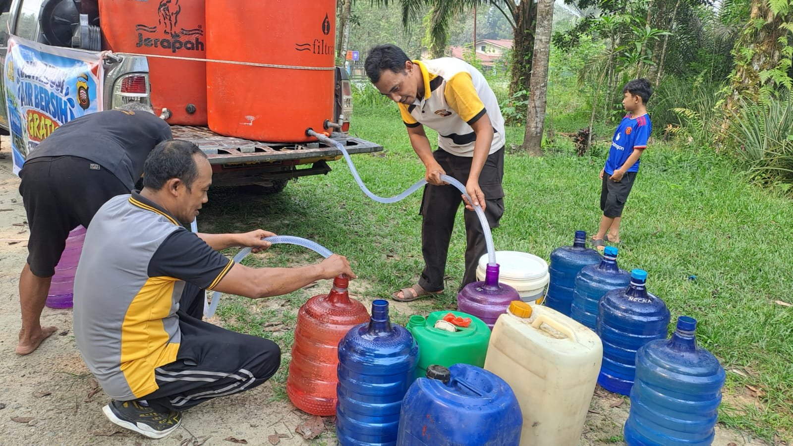 Jumat Penuh Berkah, Polsek Ngabang Gerak Cepat Salurkan Air Bersih untuk Warga Terdampak Kemarau