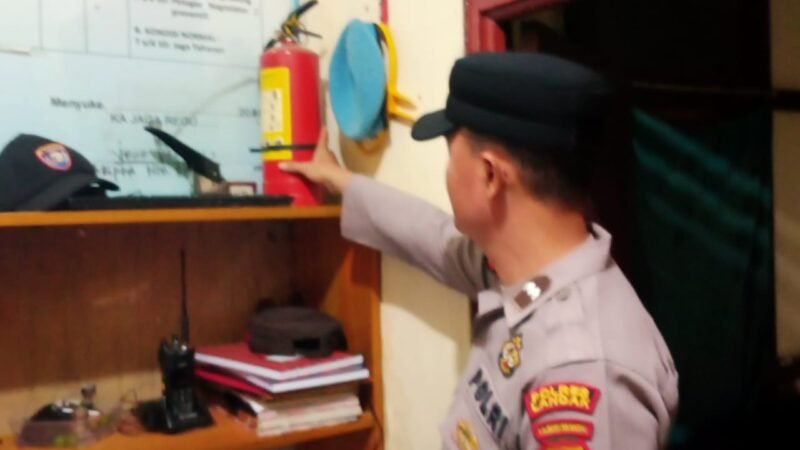 Cegah Kebakaran Mako, Samapta Polsek Menyuke Cek Instaliasi Listrik Saat Malam Hari