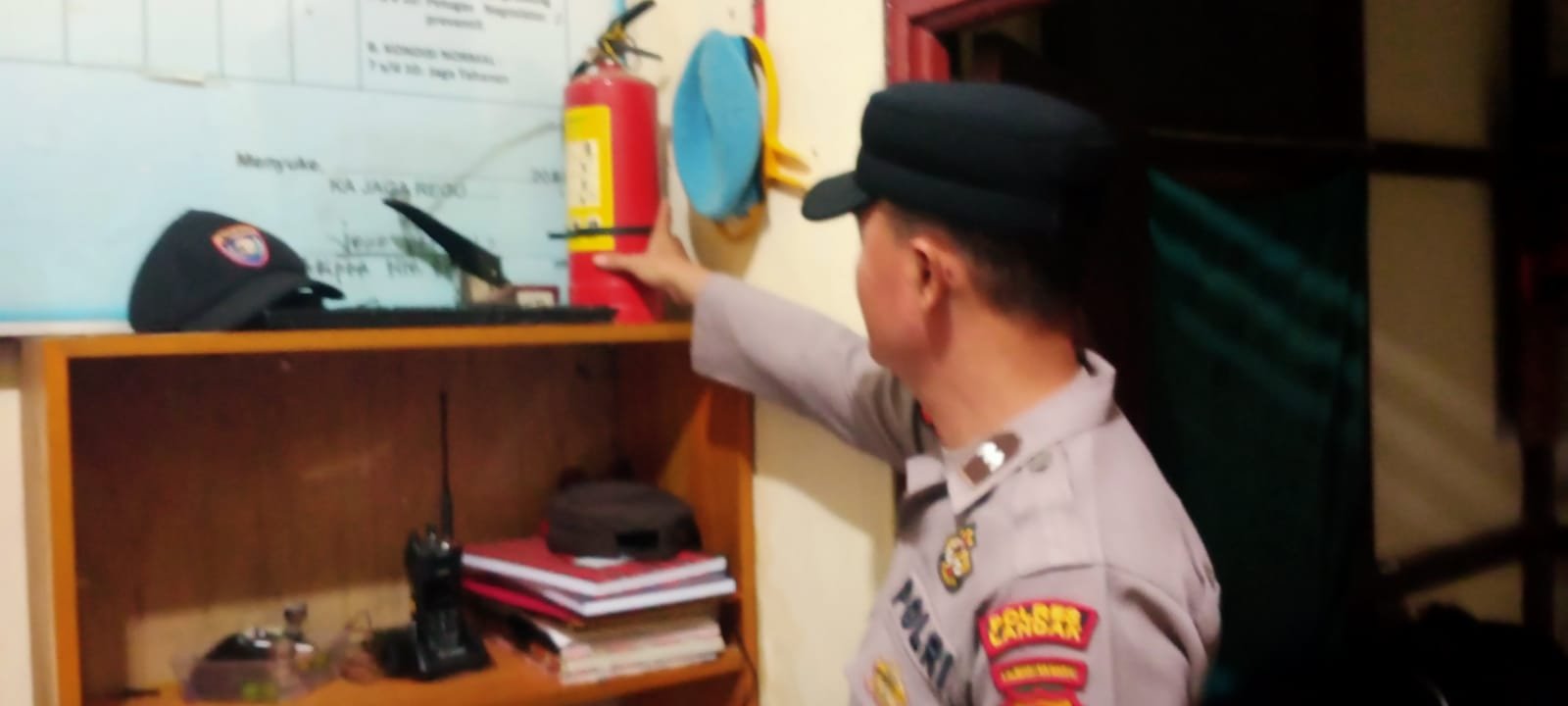 Cegah Kebakaran Mako, Samapta Polsek Menyuke Cek Instaliasi Listrik Saat Malam Hari