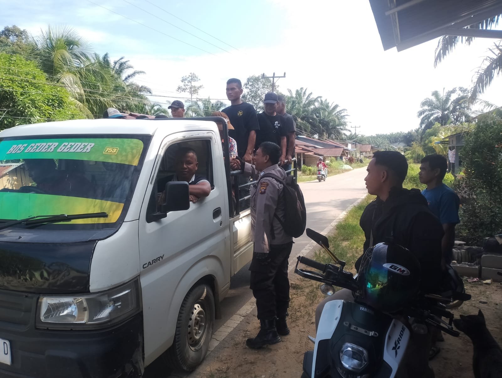 Sapa Pengemudi Saat Patroli, Polisi Tekankan Pentingnya Keselamatan Berkendara