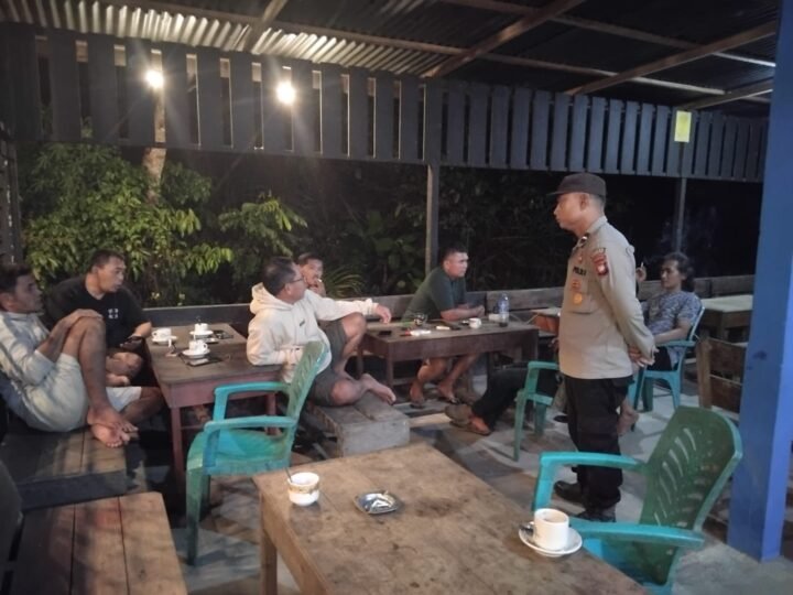 Warga Sedang Bersantai di Kafe Disambangi Polisi Saat Patroli Malam, Imbau Waspadai Tindak Kejahatan