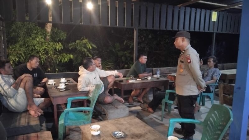 Warga Sedang Bersantai di Kafe Disambangi Polisi Saat Patroli Malam, Imbau Waspadai Tindak Kejahatan