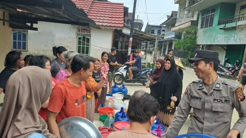 Polres Landak Bagikan Air Bersih dan 50 Masker untuk Warga Dusun Tanjung