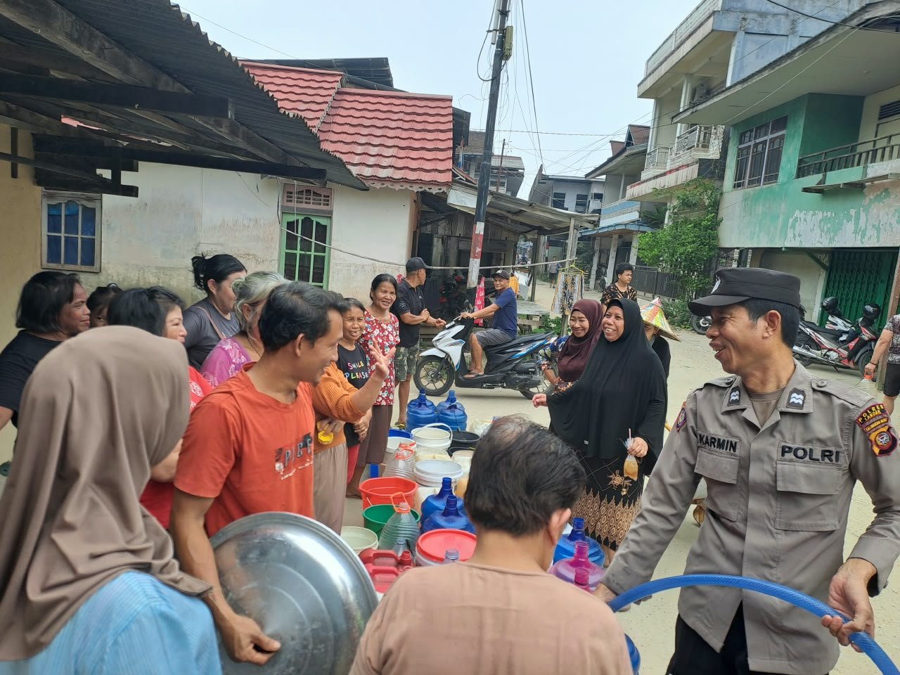 Polres Landak Bagikan Air Bersih dan 50 Masker untuk Warga Dusun Tanjung