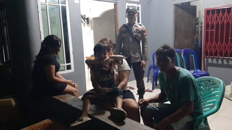 Patroli Malam ke Rumah Warga, Polisi Sampaikan Imbauan Kamtibmas dan Ajak Masyarakat Waspada Kejahatan