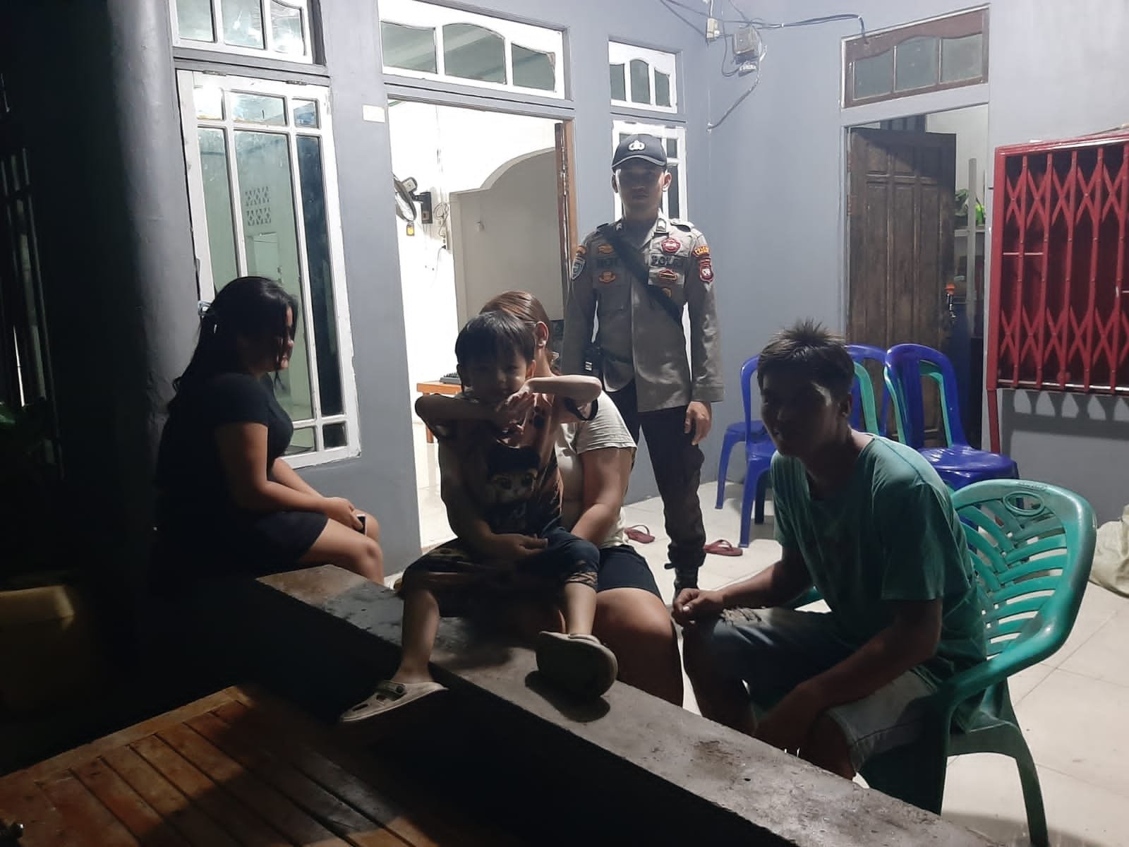 Patroli Malam ke Rumah Warga, Polisi Sampaikan Imbauan Kamtibmas dan Ajak Masyarakat Waspada Kejahatan