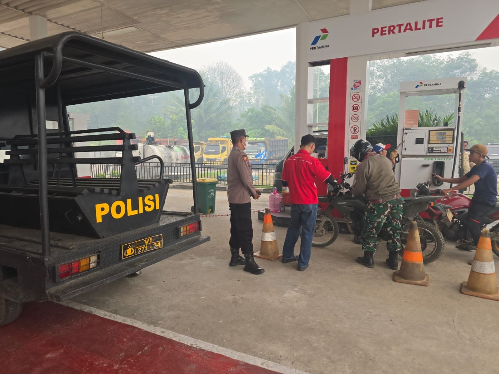 Polisi Datang ke SPBU, Sampaikan Pesan Keamanan kepada Karyawan dan Masyarakat