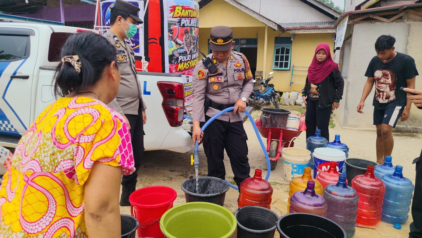 Polres Landak Salurkan 2.500 Liter Air Bersih ke Warga Desa Raja, 90 Orang Terima Manfaat