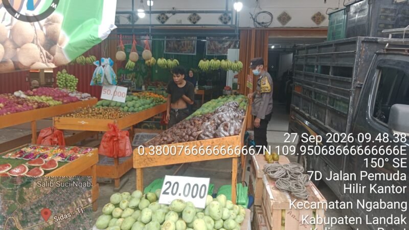“Tak Kenal Libur! Bhabinkamtibmas Polsek Ngabang Sambangi Pedagang Buah, Ingatkan Waspada Kejahatan”