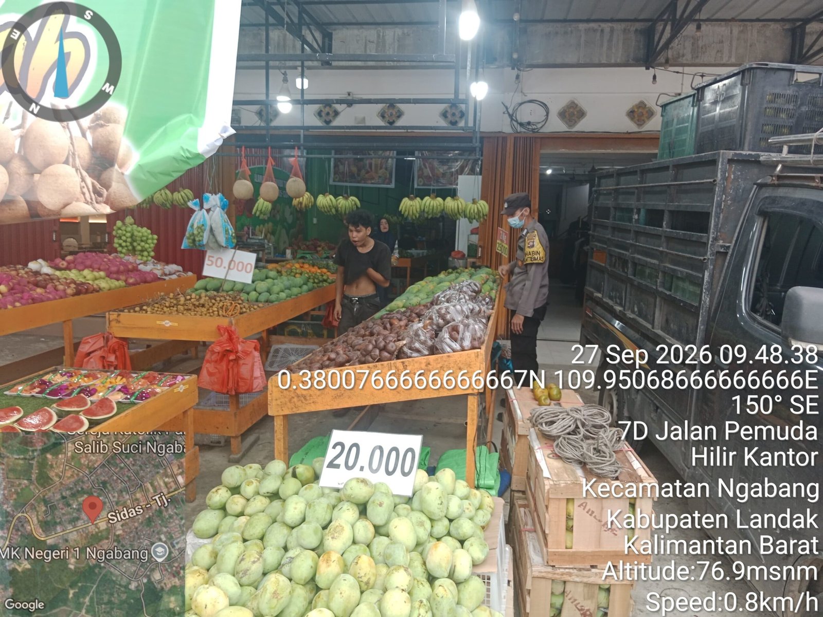 “Tak Kenal Libur! Bhabinkamtibmas Polsek Ngabang Sambangi Pedagang Buah, Ingatkan Waspada Kejahatan”