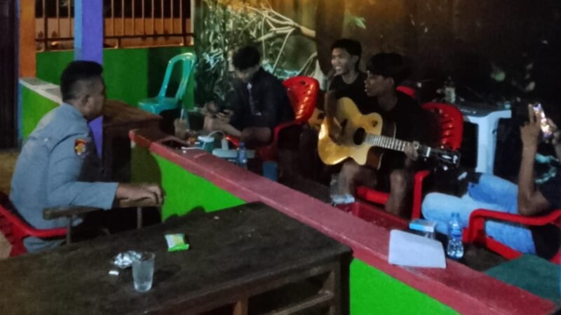 “Alunan Gitar Terhenti Sejenak, Polisi Sambangi Remaja di Kafe Saat Patroli Malam Minggu”
