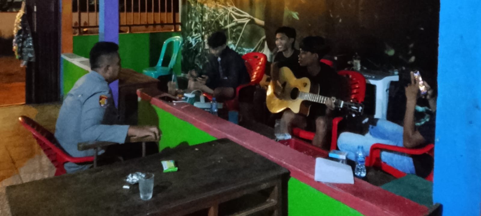 “Alunan Gitar Terhenti Sejenak, Polisi Sambangi Remaja di Kafe Saat Patroli Malam Minggu”