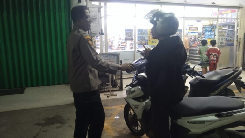 Malam Hari Polisi Sambangi Warga di Mandor, Pesan Kamtibmas Disampaikan Langsung