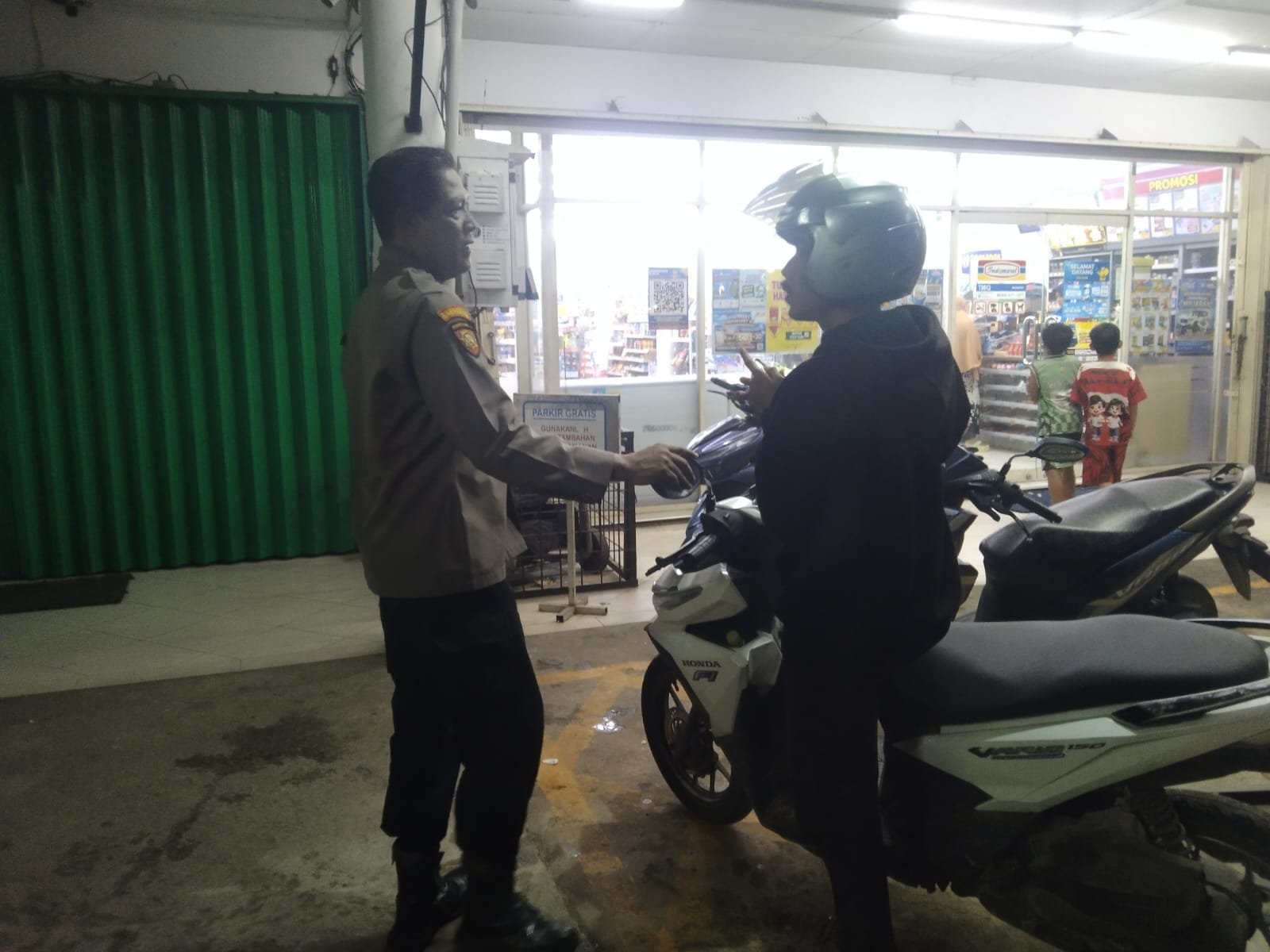 Malam Hari Polisi Sambangi Warga di Mandor, Pesan Kamtibmas Disampaikan Langsung