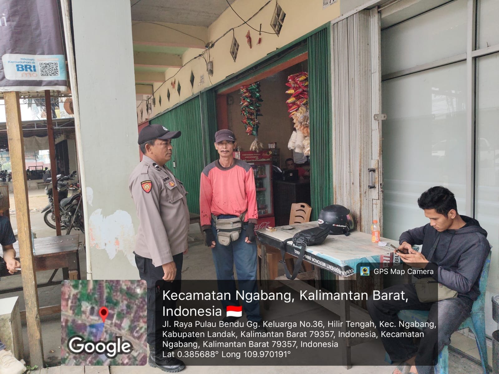 Warga Lagi Santai, Polisi Ngabang Datang! Pesan Waspada Kejahatan Disampaikan”