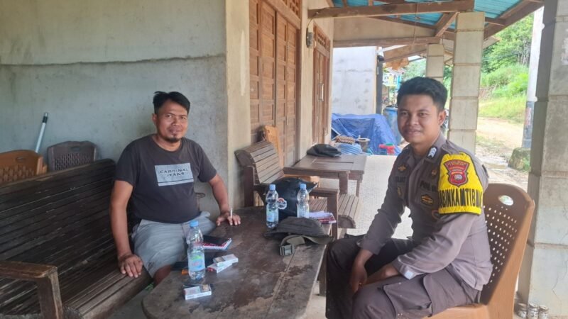 Penuh Keakraban, Bhabinkamtibmas Kuala Behe Sambangi Warga, Sampaikan Pesan Kamtibmas