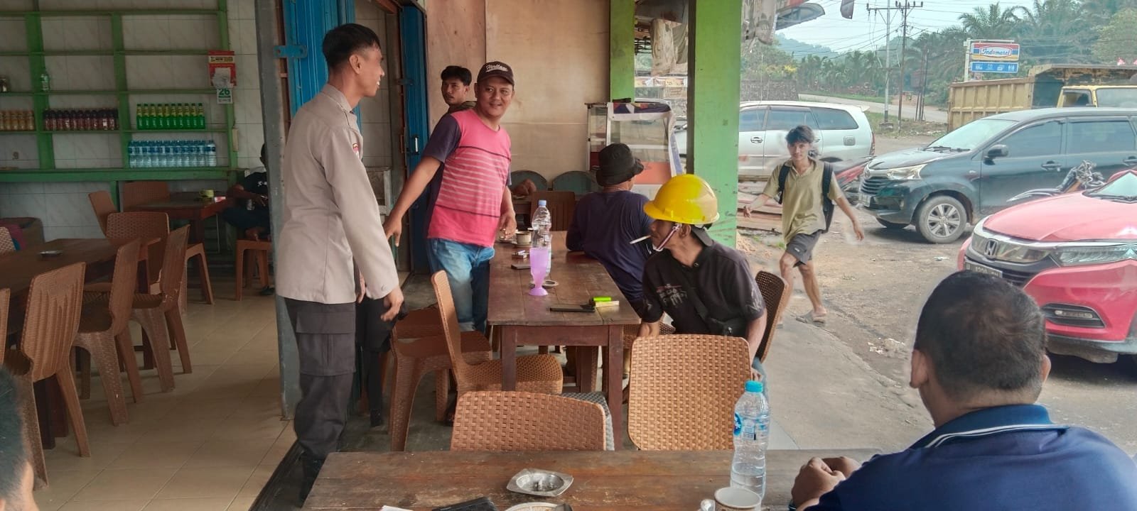 Bertemu Warga Saat Patroli, Polisi Sengah Temila Ingatkan Pentingnya Waspada Kejahatan