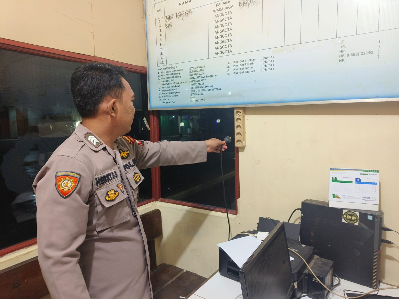 Samapta Polsek Menyuke Rutin Cek Instalasi Listrik Cegah Kebakaran Mako Polsek