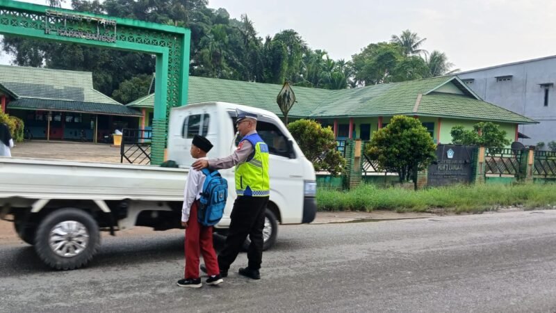 Personel Polsek Mempawah Hulu Aktifkan Kembali Pengaturan Lalu Lintas di Area Sekolah