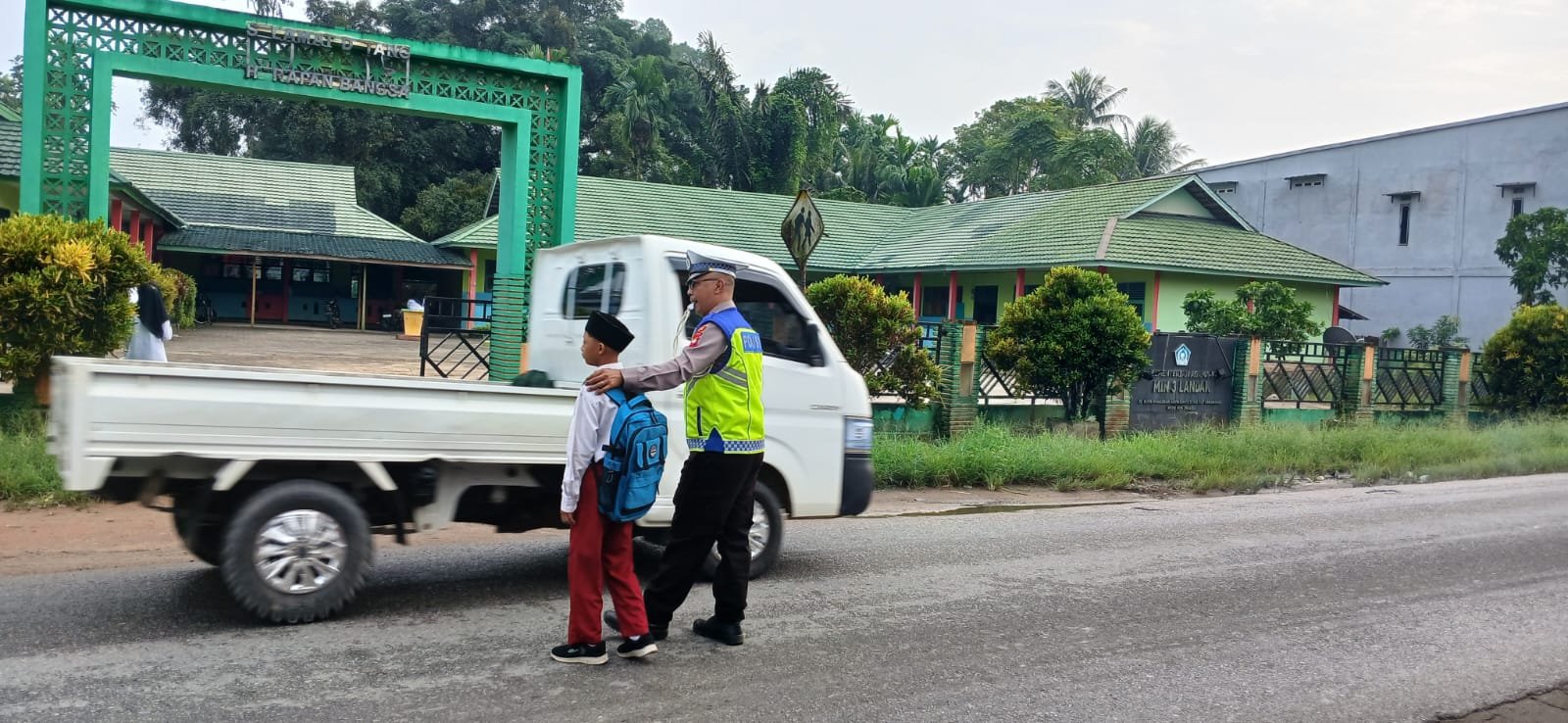 Personel Polsek Mempawah Hulu Aktifkan Kembali Pengaturan Lalu Lintas di Area Sekolah